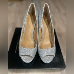 Thalia Sodi women’s silver rhinestone stiletto pump. Size 8